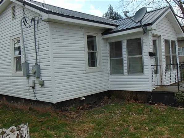 221 3rd St, Spencer, WV 25276