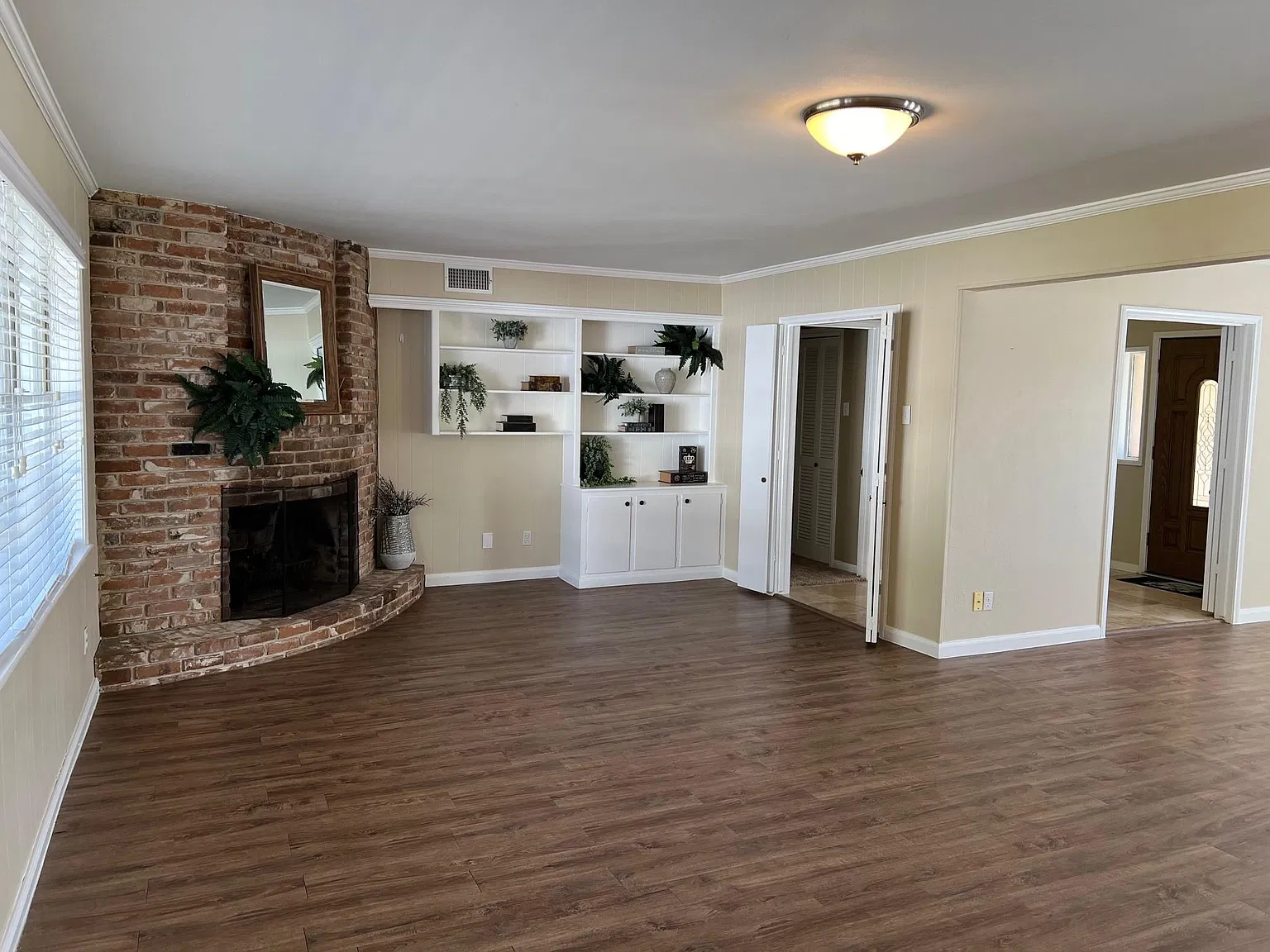 4 bed, 2.0 bath, 2289 sqft, $2,400 — Photo 4