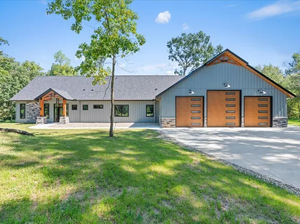 62357 Hunters Pointe Dr, Sturgis, MI 49091
