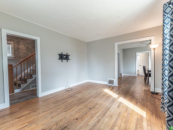 4th image of 940 E 6th St