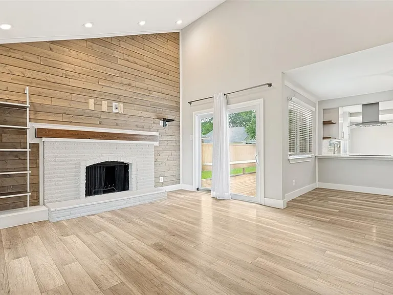 2114 Wheaton Dr — Photo 1
