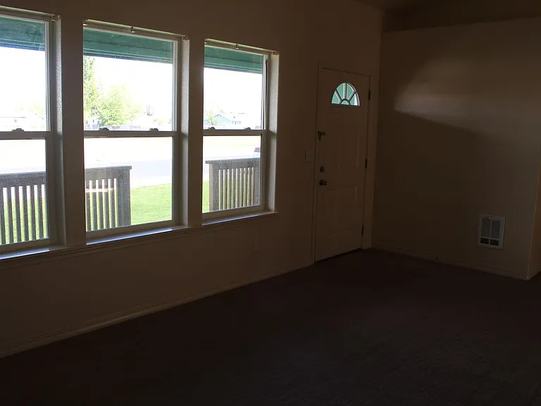 304 Willow St — Photo 4