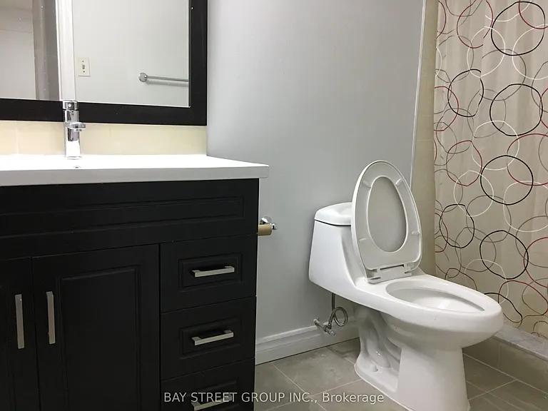 870 Consort Cres #LOWER — Photo 15