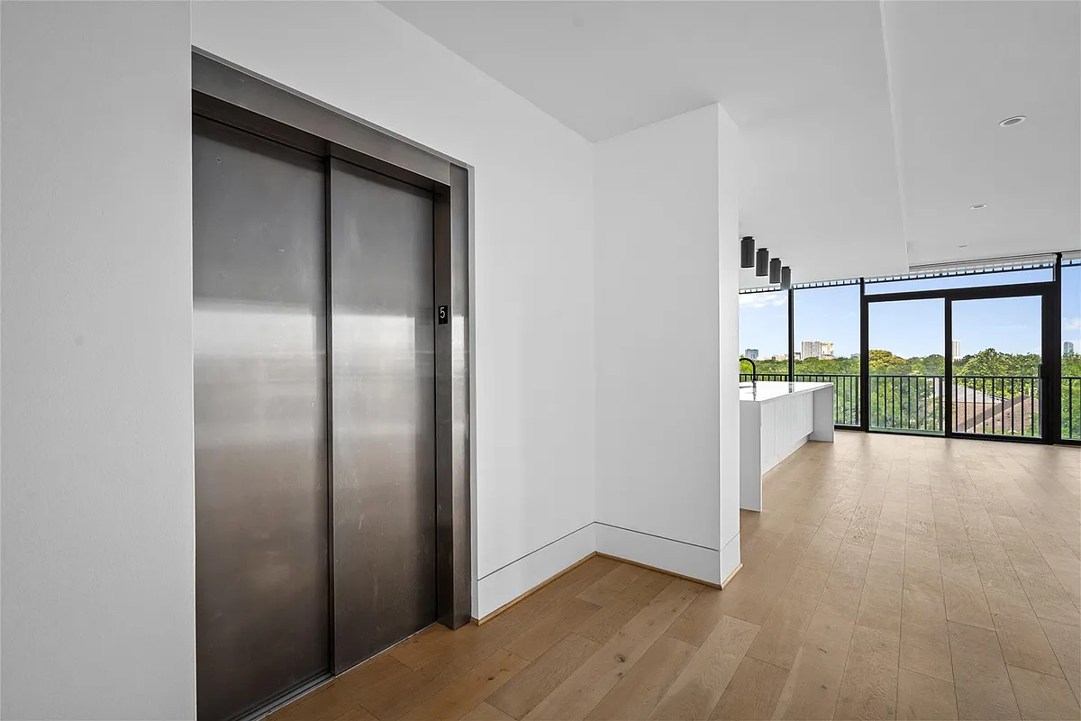 Building Photo - 2406 Tangley #200