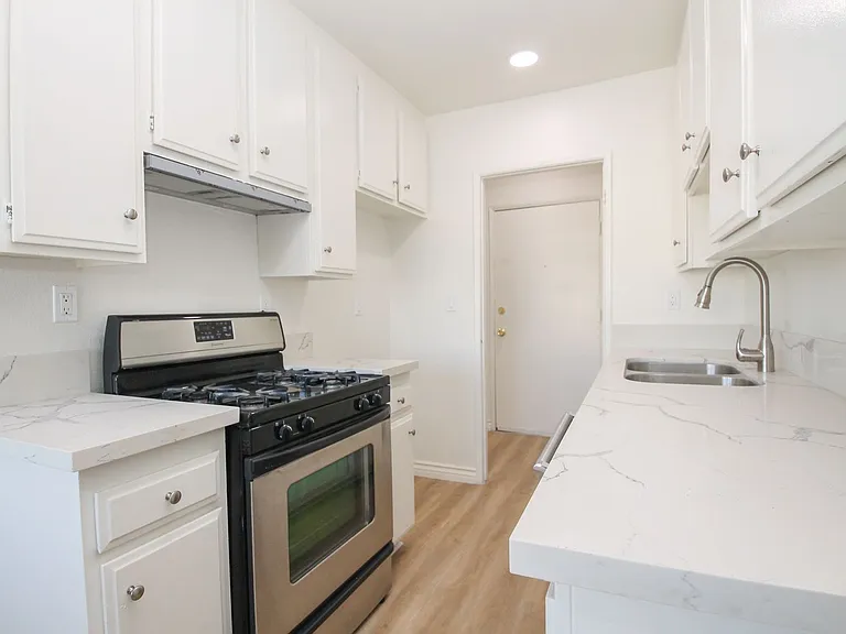 6745 Coldwater Canyon Ave — Photo 9