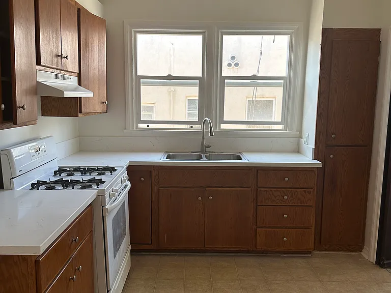 1970 1/2 N Commonwealth Ave #1970.5 — Photo 6