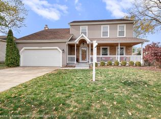 1538 Scottdale Cir, Wheaton, IL 60189