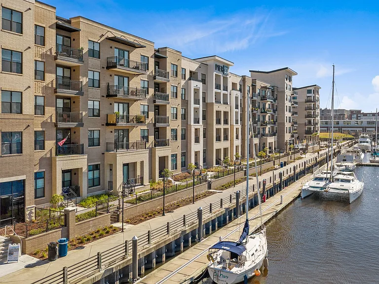 Pier 33 Apartments — Photo 14