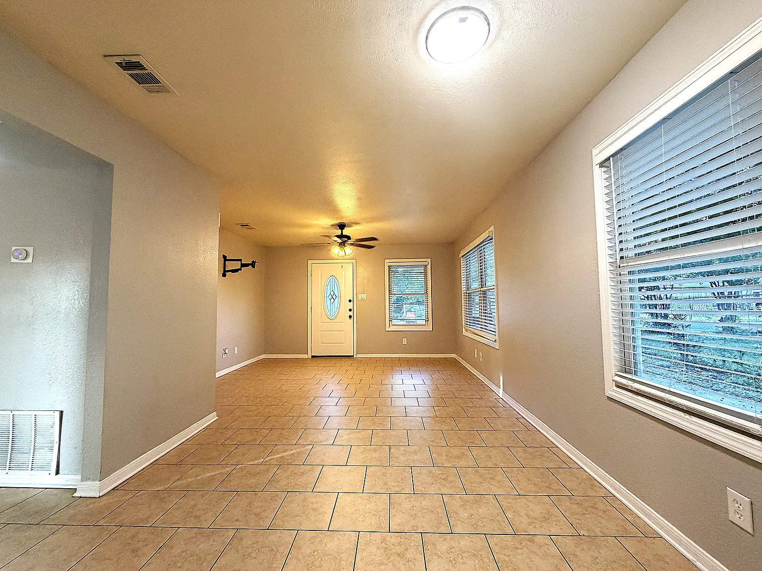 2 bed, 756 sqft, $1,195 — Photo 2