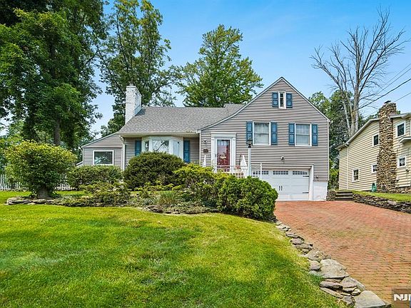 2nd image of 25 Lake Dr E