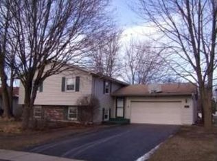 225 Ridgewood Dr, Woodstock, IL 60098