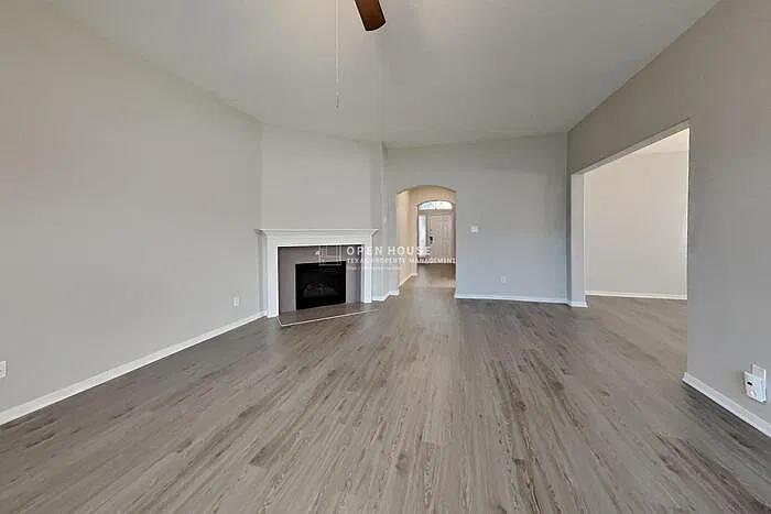 4 bed, 2.0 bath, 2313 sqft, $2,275 — Photo 3