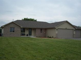 2935 W Rollingwood Dr, Janesville, WI 53545