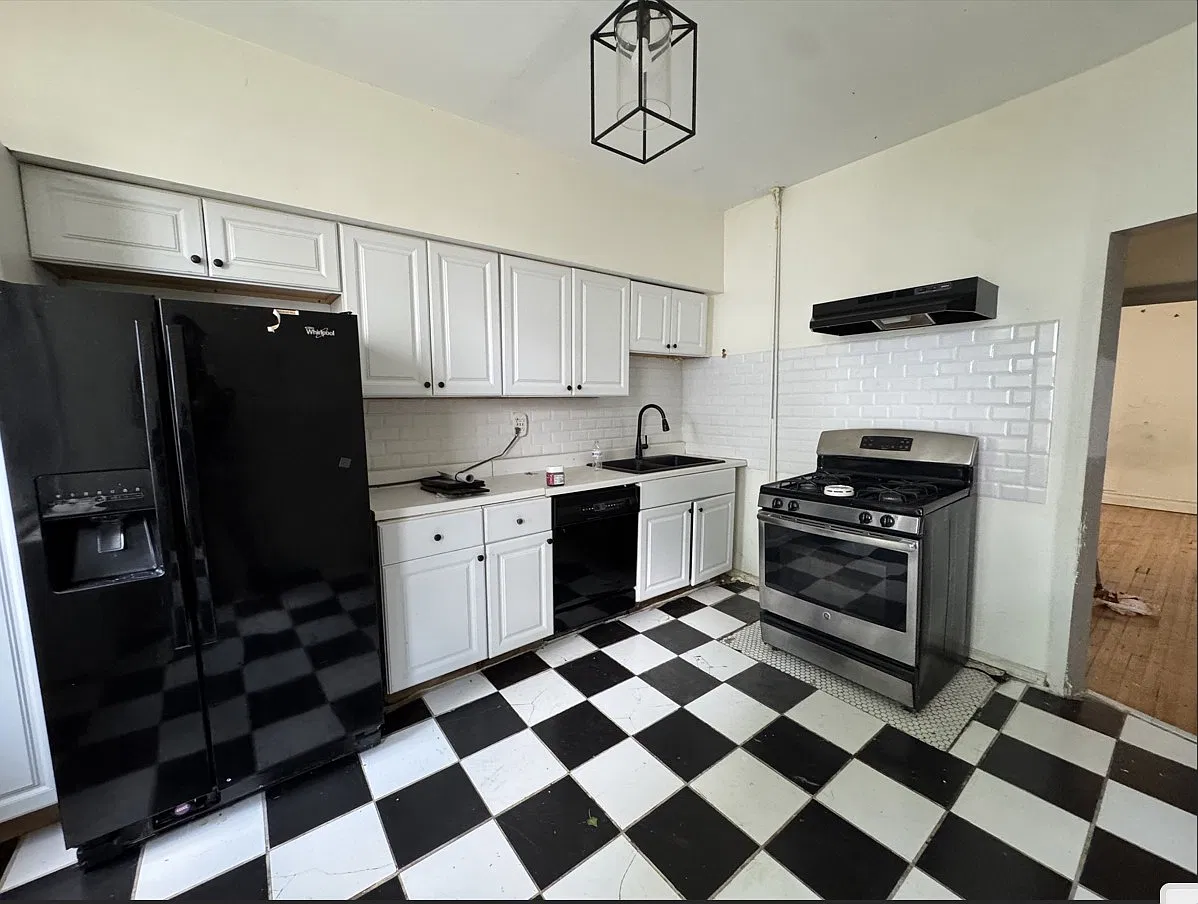3 bed, 1000 sqft, $2,400 — Photo 1