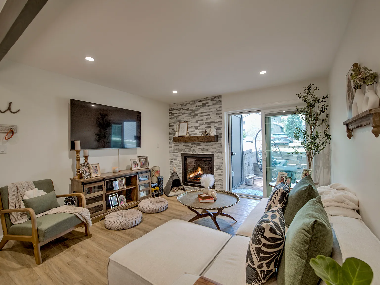 2 bed, 770 sqft, $3,300 — Photo 2