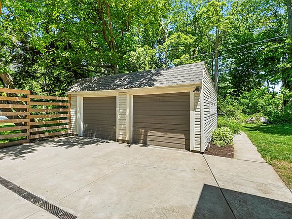 4th image of 301 Glenruadh Ave