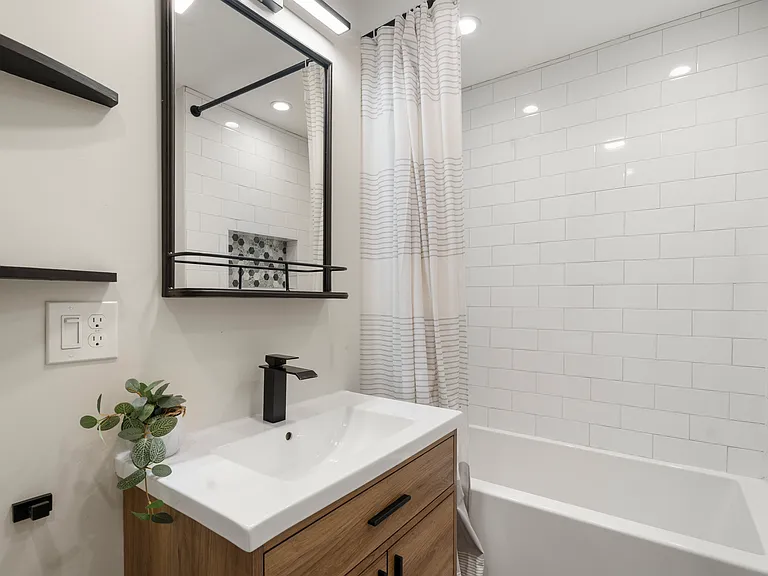 1011 Beacon St #4 — Photo 3
