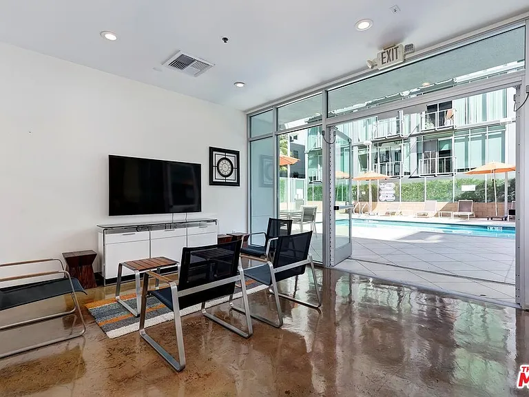 645 W 9th St #500 — Photo 31