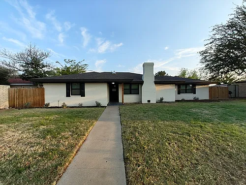 2404 Northtown Ct Photo 1