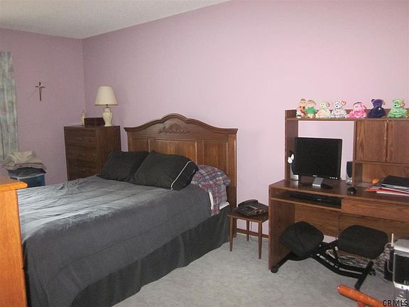4th image of 10 Eton Dr