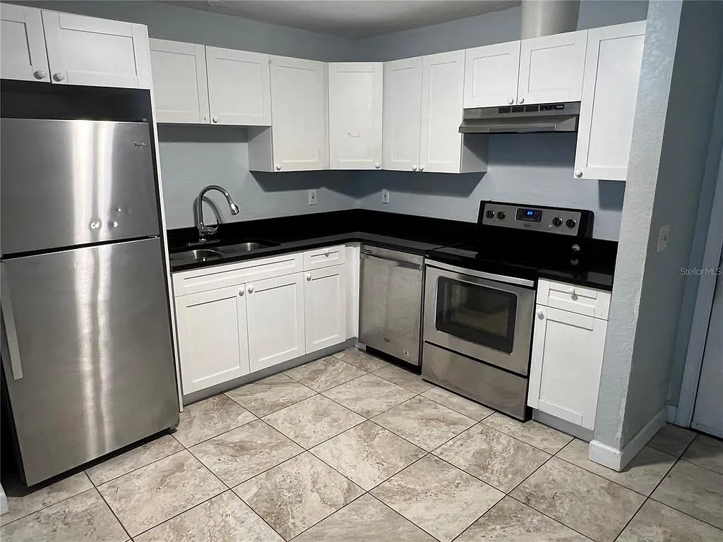 3 bed, 1.0 bath, 850 sqft, $1,900 — Photo 2