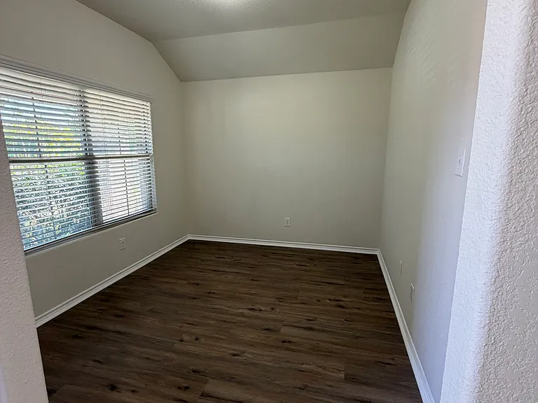 1101 Northampton St — Photo 4
