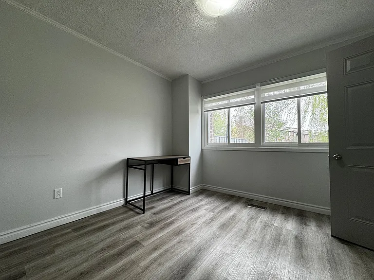 121 University Ave E #2 — Photo 12