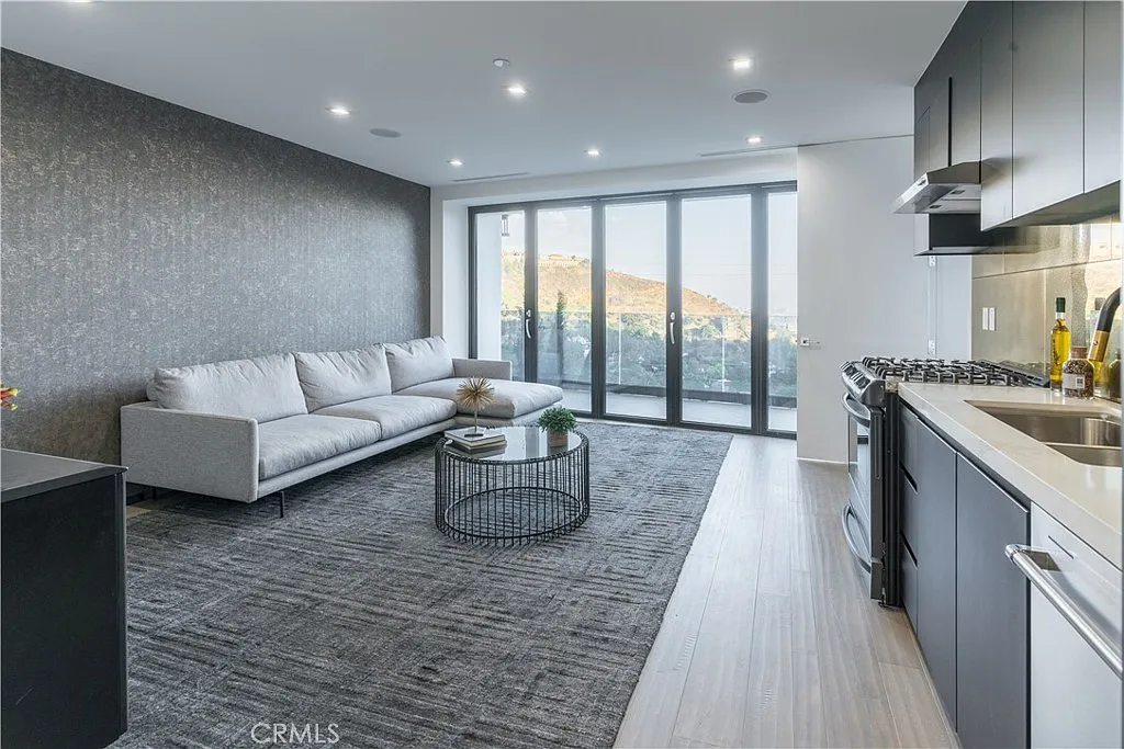 1 bed, 800 sqft, $4,000 — Photo 2