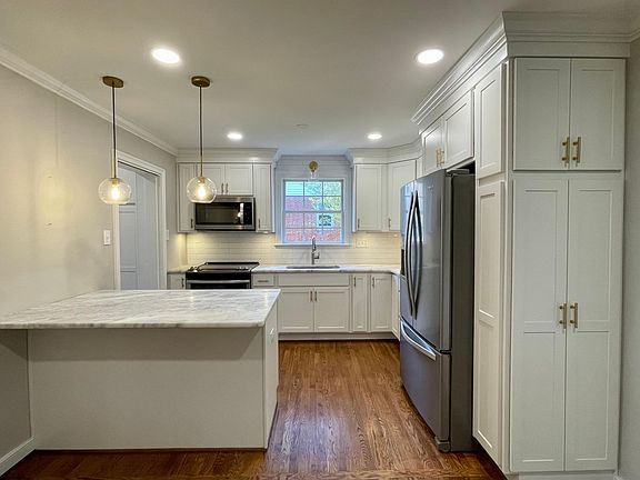 3rd image of 1306 Camden Dr