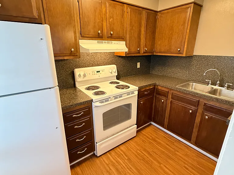 1300 Cardinal Dr #G — Photo 4