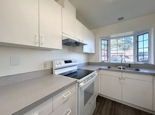 Newly Remodeled 2 Bedrooms 1.5 Baths in Gladstone, OR with River View!, Gladstone, OR 97027