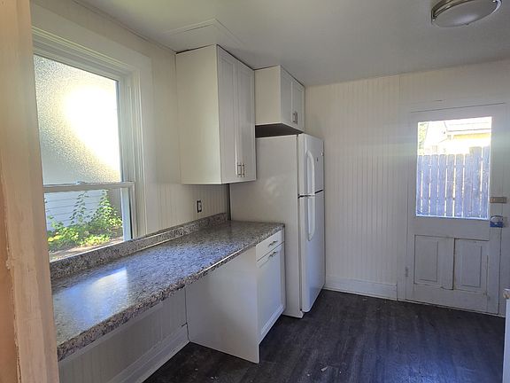 New kitchen, eat-in counter for 2-3 stools
