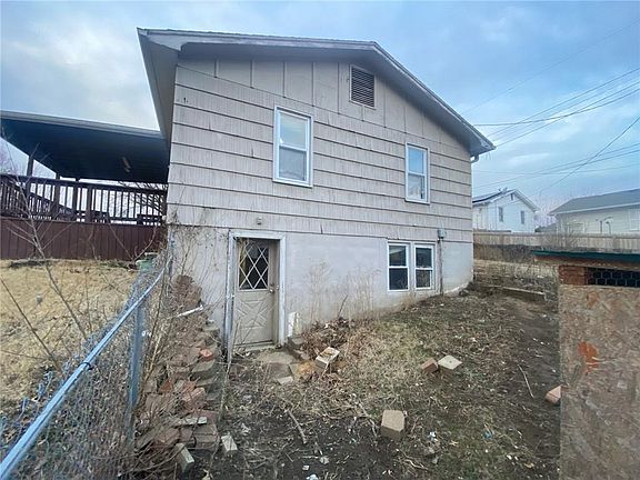 5th image of 1012 Magnolia St W