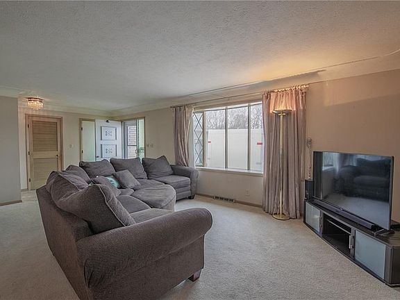 4th image of 400 Panorama Dr