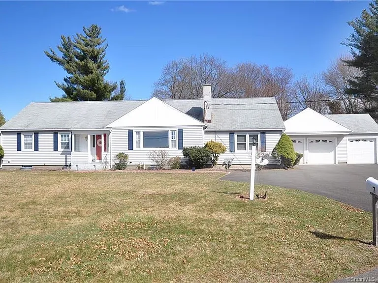 7 Lakeview Dr — Photo 1