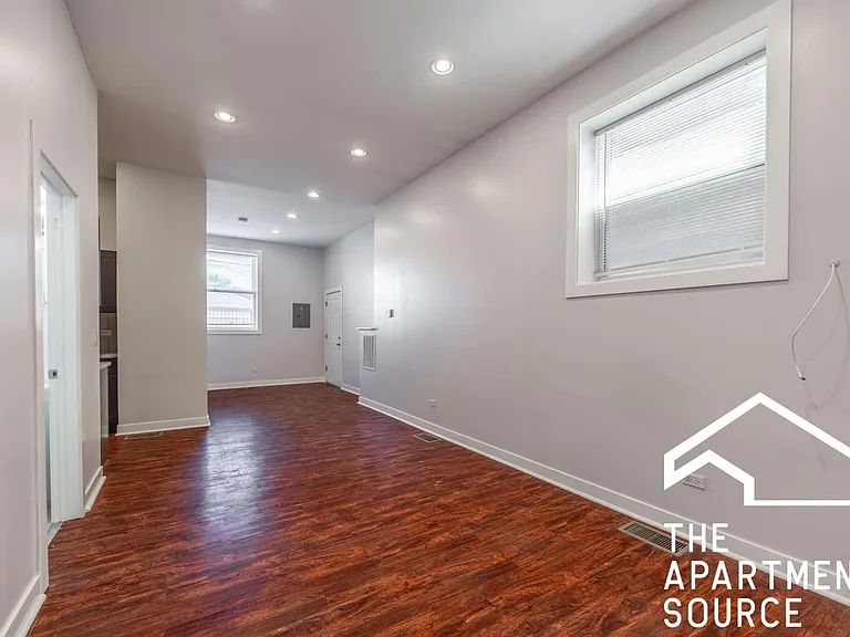 2944 W Montrose Ave #1R — Photo 4