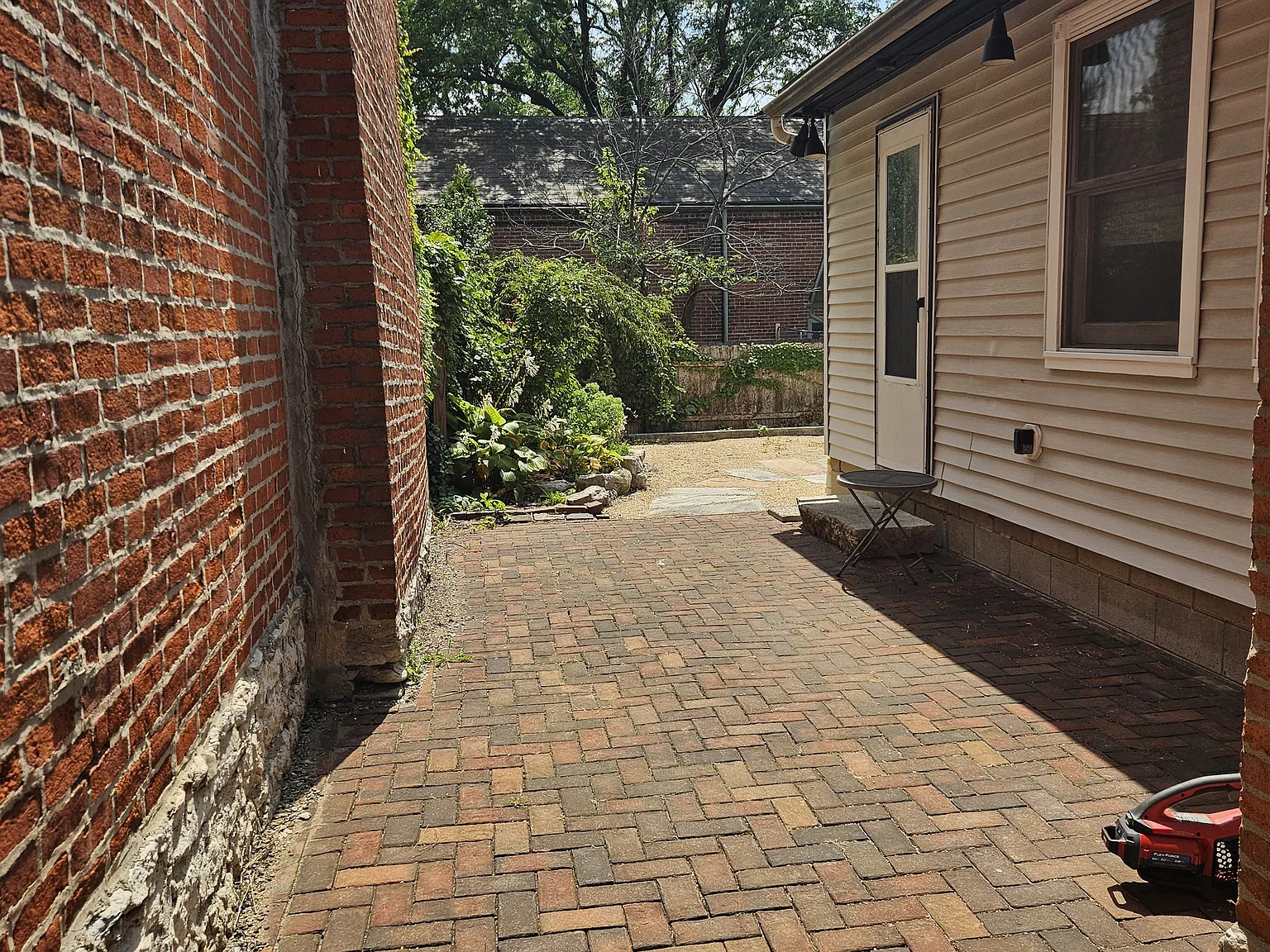 2 bed, 1050 sqft, $2,000 — Photo 2
