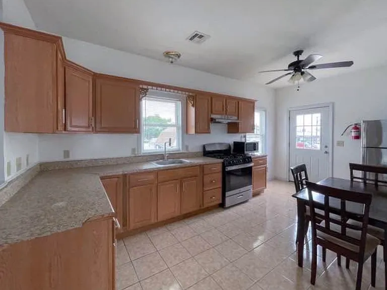 560 Forest St #2 — Photo 10