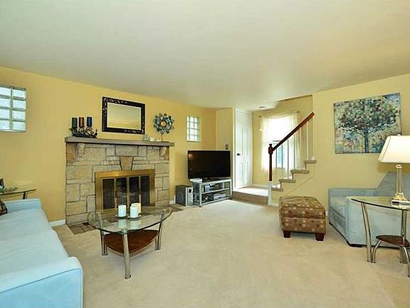 2nd image of 3233 Longwood Dr