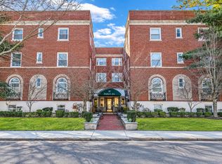 30 Shipherd Ave APT 9B, Lynbrook, NY 11563
