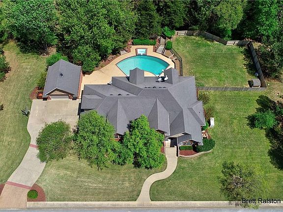 2nd image of 10024 Camelot Ln