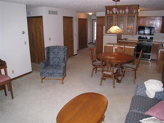 3rd image of 827 Harvest Dr