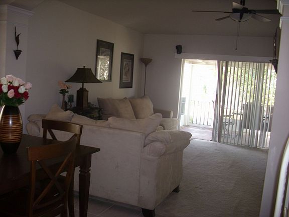 Eat-In Area to Family Rm