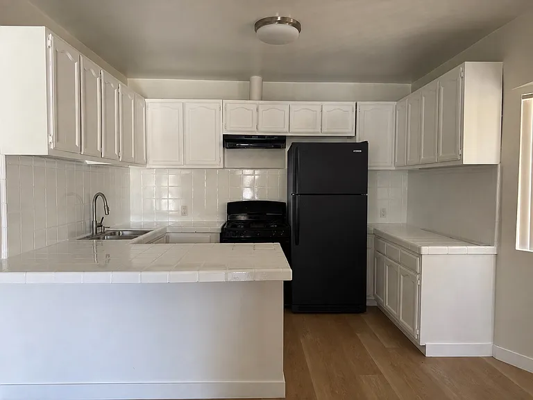 810 W 48th St #810 — Photo 1