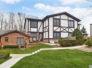 181 Skyline Dr, Coram, NY 11727