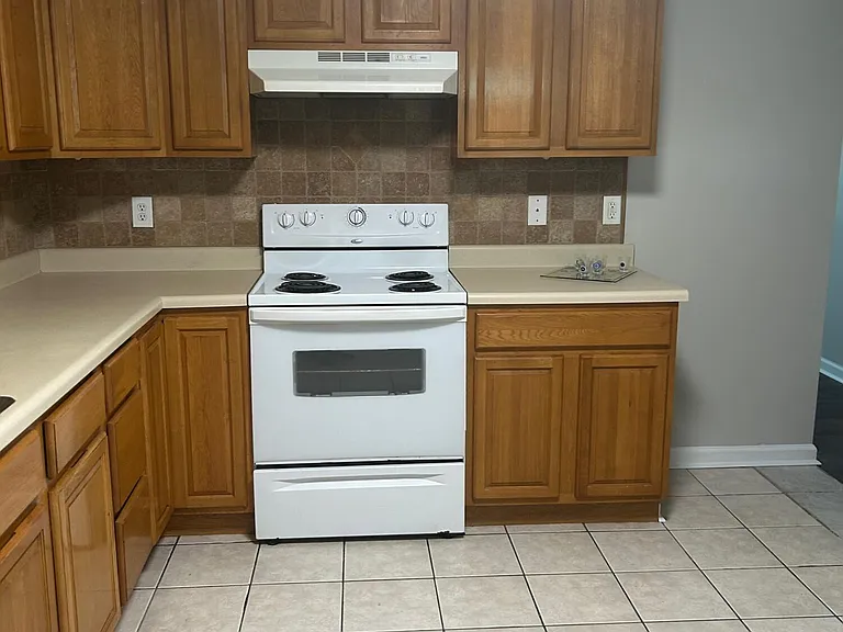 937 N Ashe St — Photo 4