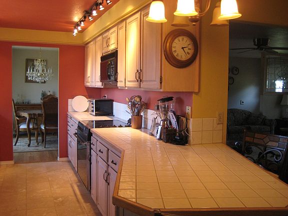 Kitchen w/Breakfast Bar