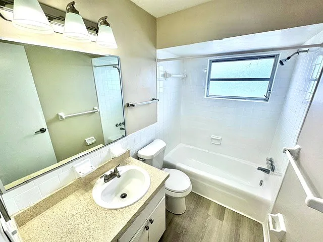 Devon Manor Apartments — Photo 18