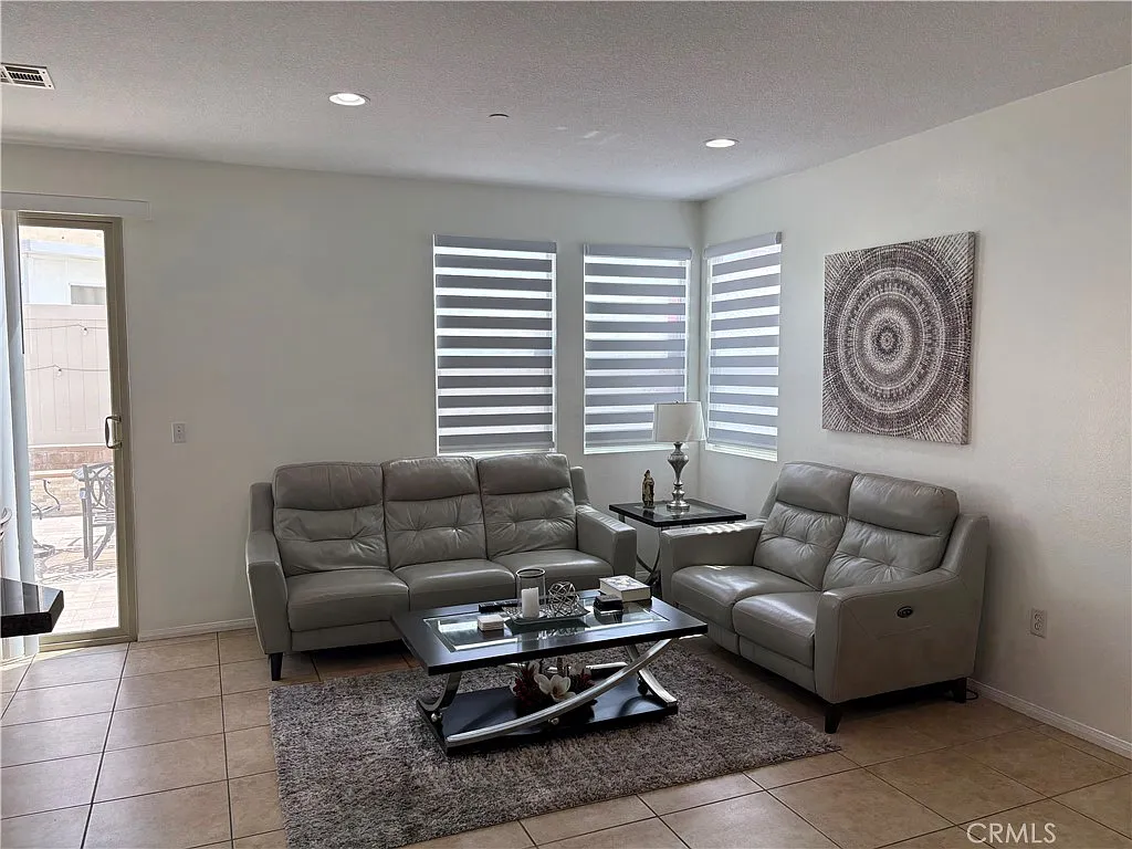 5 bed, 2107 sqft, $5,000 — Photo 2