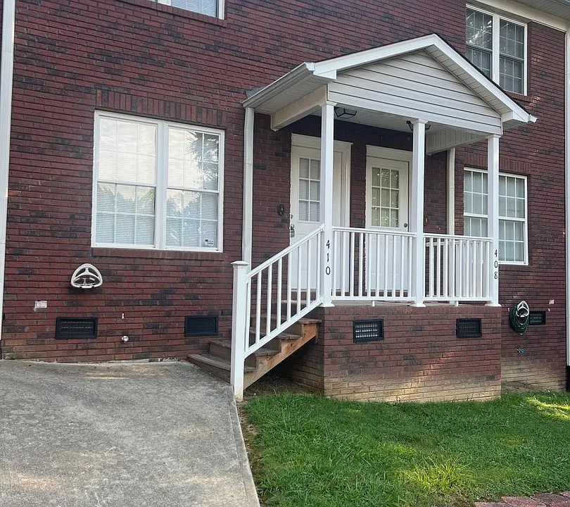 410 Snow St